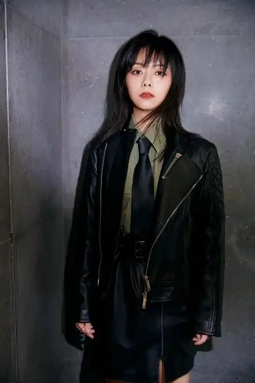 利落谭松韵黑色领带与皮裙相呼应优秀比例立显谭松韵整组造型潇洒帅气