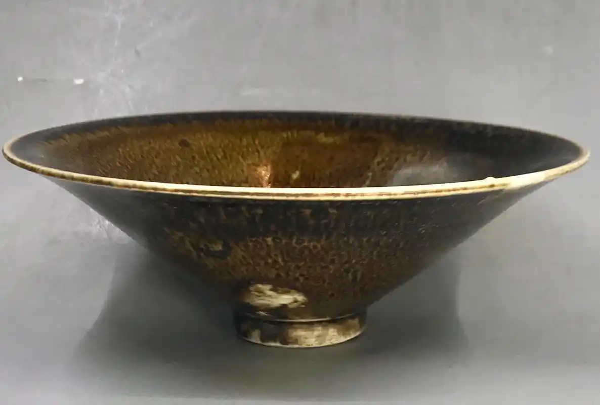 宋代定窑黑釉金兔毫盏