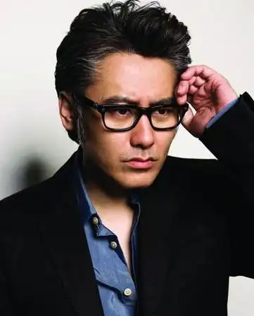 大叔吴秀波染发变帅气示范成功男士的发型