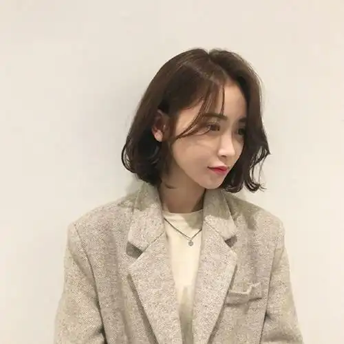 韩系短发烫发中,这种微卷设计的短发可流行了呢.