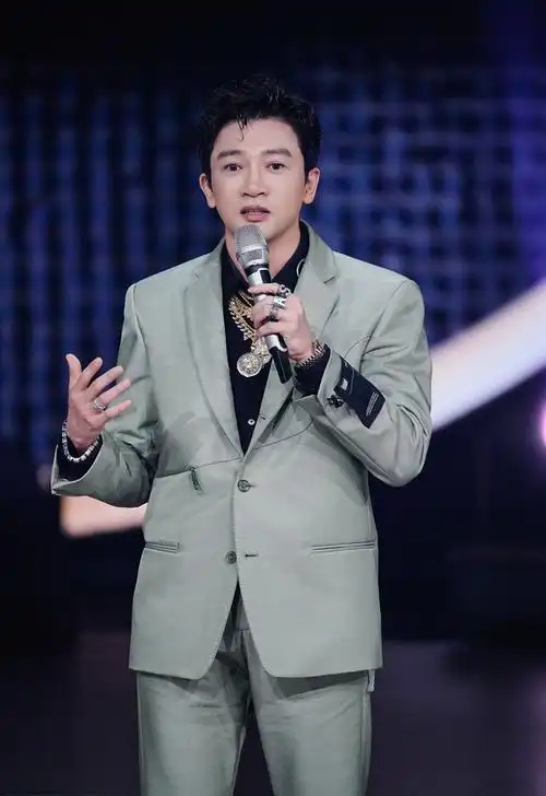 苏有朋近照大变样,47岁成"玻尿酸瓜子脸",还以为是韩国欧巴