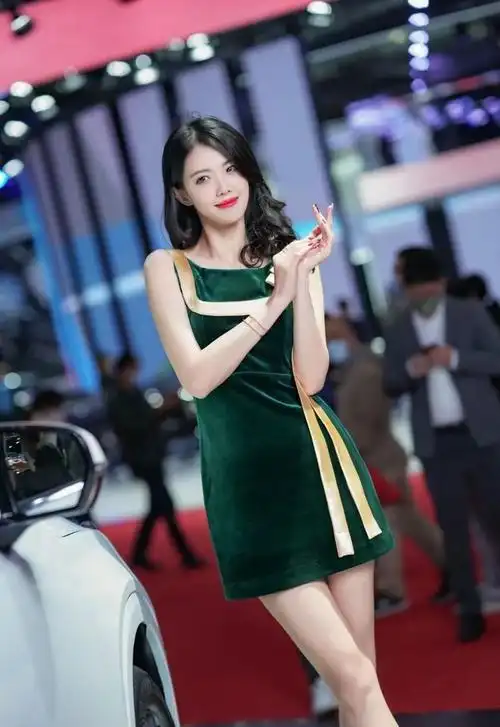 超高颜值的美女车模小姐姐