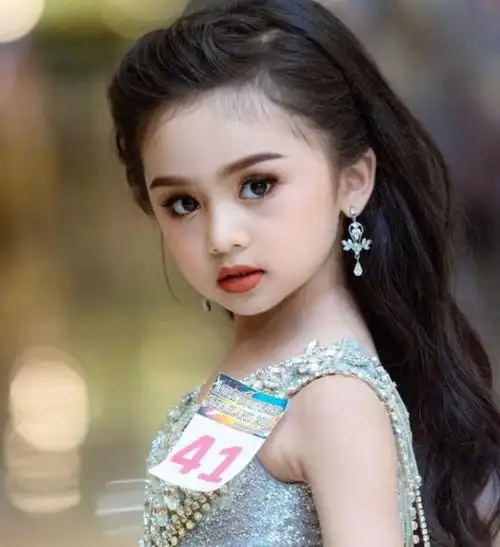 泰国6岁小女孩走t台选美!获得冠军拿奖杯很淡定,神似杨幂赵丽颖