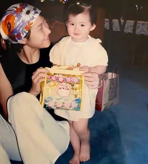 第一名媛孙芸芸的21岁女儿海边晒照,肤白貌美,比小s女儿更漂亮|小s