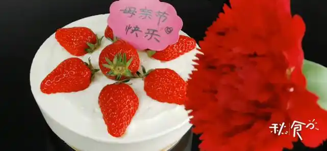 母亲节就要到了,做1个草莓酸奶慕斯蛋糕,酸甜中满是深情的祝福