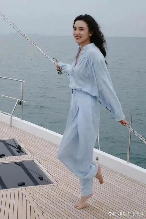 被宋佳的穿搭惊艳到!夏天穿"蓝色"太高级了