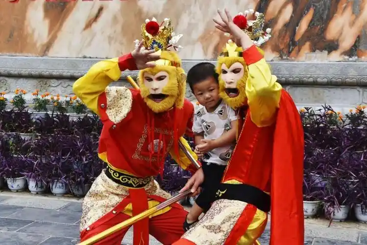 他们时而抓耳挠腮,摆出齐天大圣的招牌姿势,逼真形象;时而挥舞着