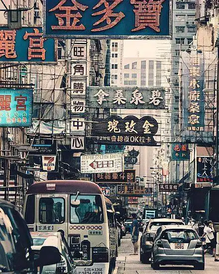 老照片:上世纪香港一片繁荣,人多车也不少