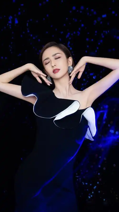 演员佟丽娅,美丽大方,优雅端庄,既是演员又是舞者,来看美照|天涯赤子