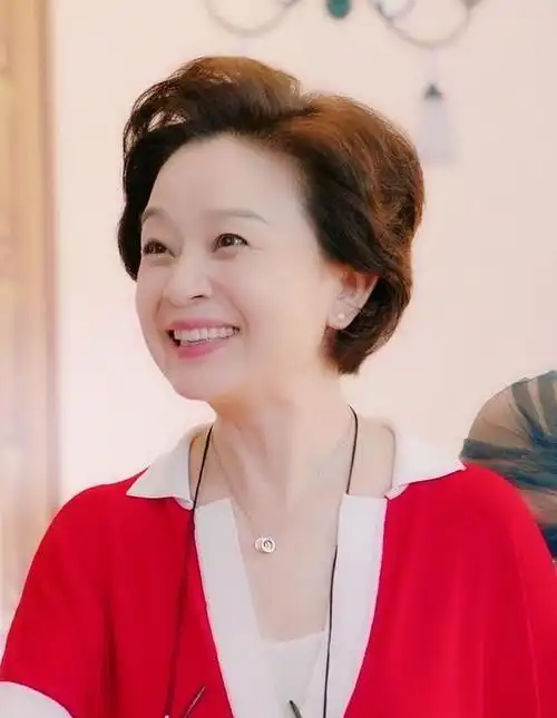 刘莉莉30岁相亲小4岁的圈外人最红时赴美产女64岁再次翻红