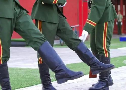 马靴军人训练踢正步