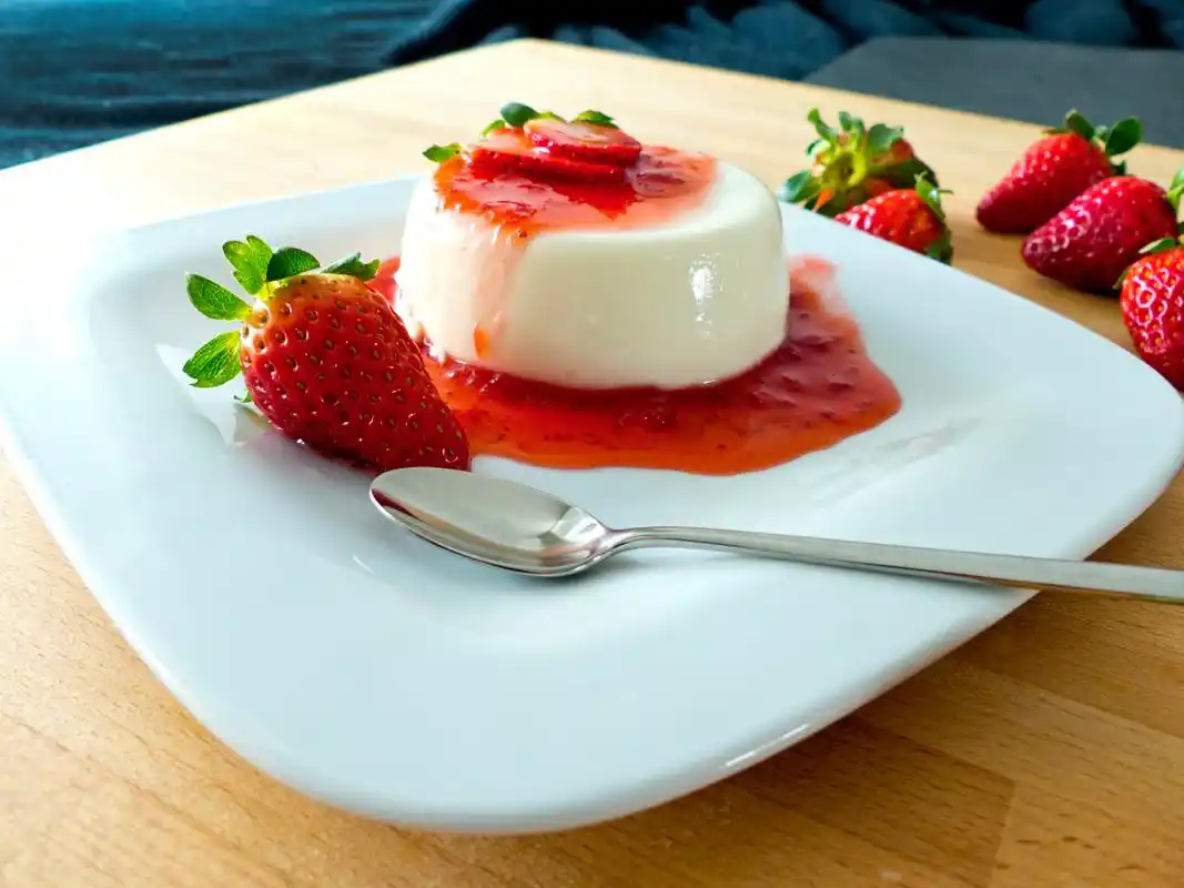 意式奶冻:甜品总是在宴席将近尾声时,以精巧可人的姿态款款而来.