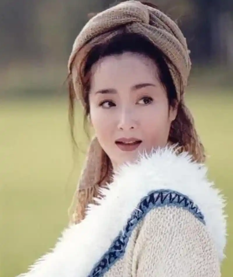 1984年,26岁的恬妞嫁给了印尼富豪叶聪豪,结婚当晚,叶聪豪却说:我已经