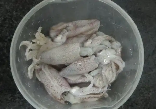 小鱿鱼详细做法步骤小管鱿鱼怎么清洗图解