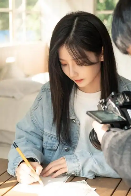 刘力菲超话98#刘力菲唐莉佳笔下之城舞台#"笔下之城"intro 花絮@gnz