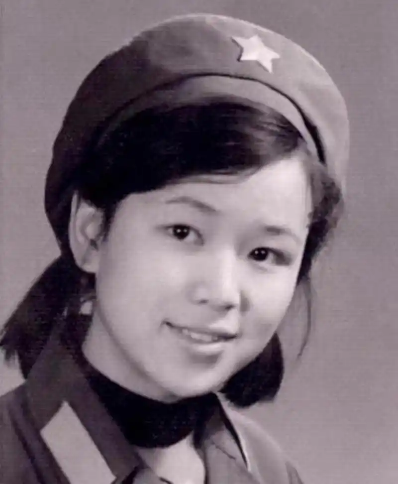 1979年老山前线一位飒爽英姿的通讯女兵留下的照片,她身着65式军装