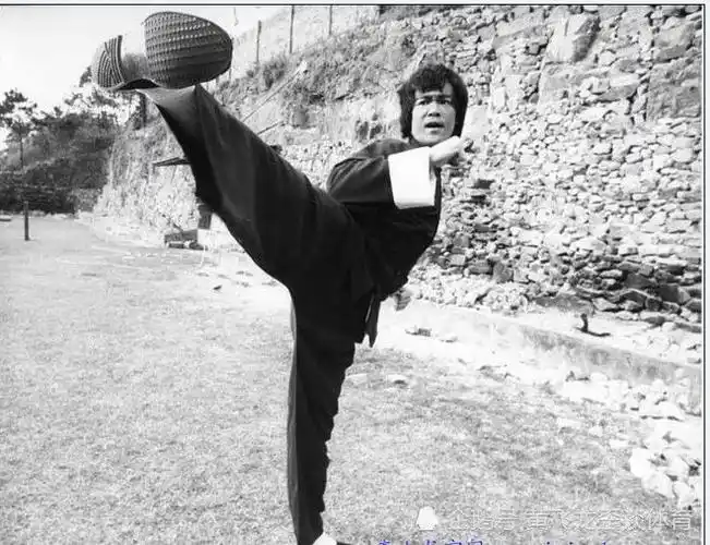 盘点李小龙精彩的侧踢腿法,你们认为哪一张最帅气?