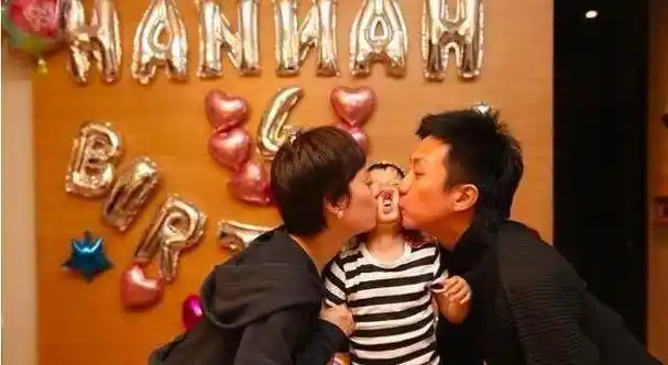 邓超孙俪为女儿小花庆5岁生日,但小花的脸都被亲变形了