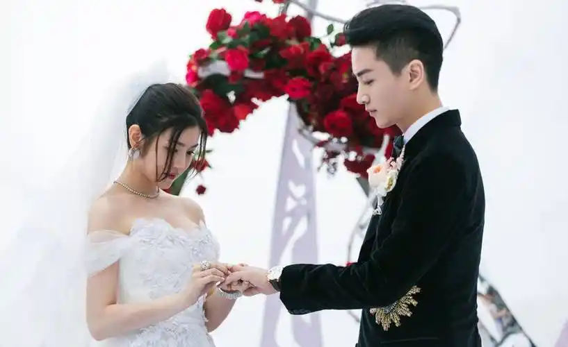 陈妍希40岁生日宛如少女,吴倩30岁尽显疲态,有种整容叫结婚前后_陈晓