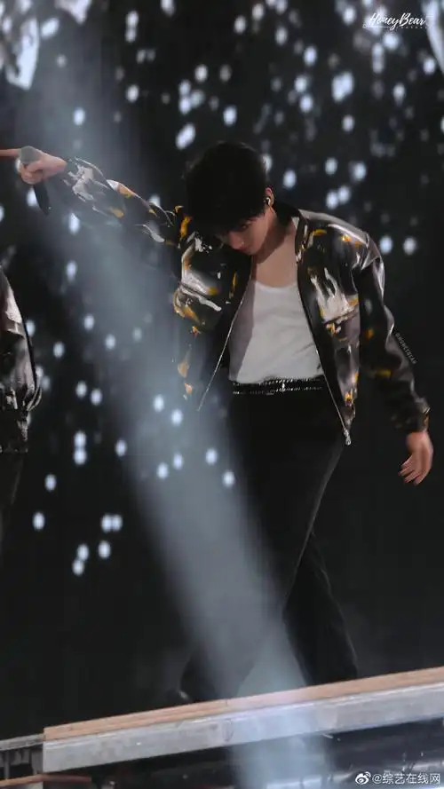 张真源海口演唱会舞台照饭拍##张真源皮衣造型饭拍