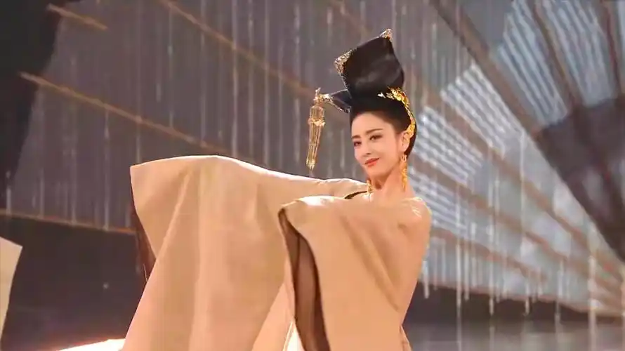 佟丽娅穿古装跳舞名场面,眼神娇媚舞姿婀娜,网友直呼:仙女下凡