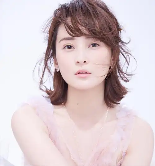 "文艺女演员"吴越:捧红初恋前男友,却惨遭抛弃,至今未婚未育