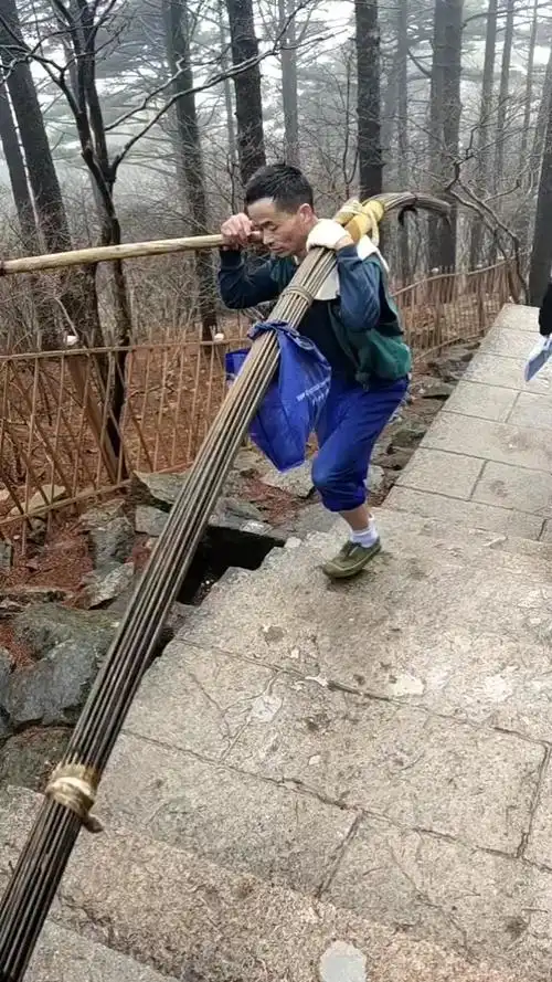 大叔肩膀上扛的是家庭!从黄山脚下扛300斤到山顶!