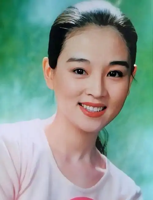 还记得女演员赵明明吗?主演《女人不是月亮》成名,今50岁已息影