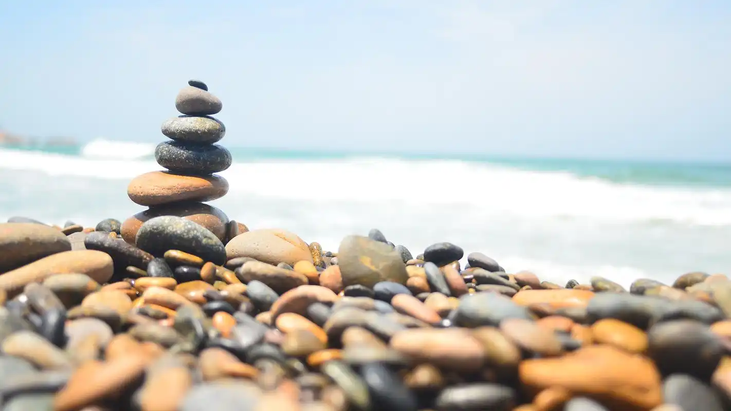 小溪边的鹅卵石摄影高清宽屏桌面壁纸