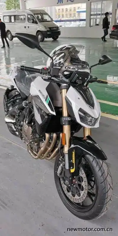 贝纳利大蟒蛇z600