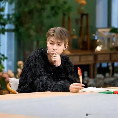 德云社秦霄贤发文晒新造型备受关注老秦笑起来真像个女孩