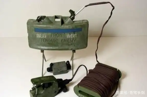 为加热罐头,一名美军淡定点燃了c4炸药,这是打算一举炸毁军营?