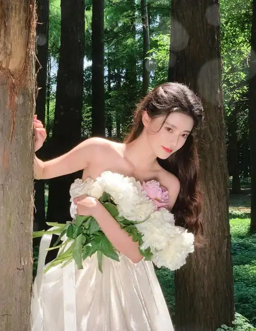 孙珍妮夏日花园写真身穿纯白公主长裙手捧花朵灵气逼人