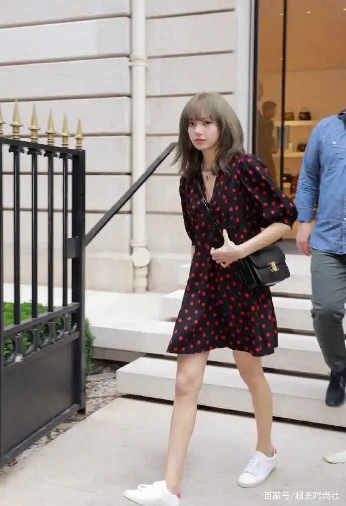 人间芭比lisa又上热搜?高颜值完美扛住外网生图,霸气坐姿超a