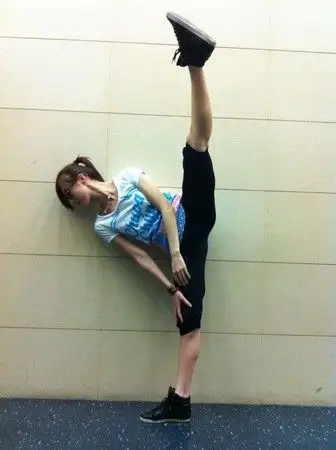 拼了!宝咖咖夏语心重现一字马 180度开腿凹凸臀型毕露