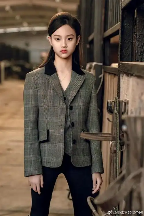 看完甜馨的写真,更期待她长大的样子了!表现力真的不错!