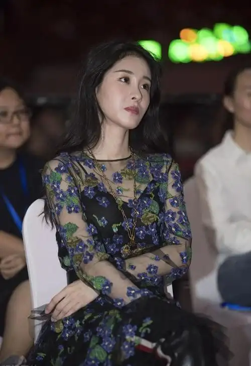 张碧晨,无疑是一位在演艺圈中展现出了非凡勇气的勇敢女性.