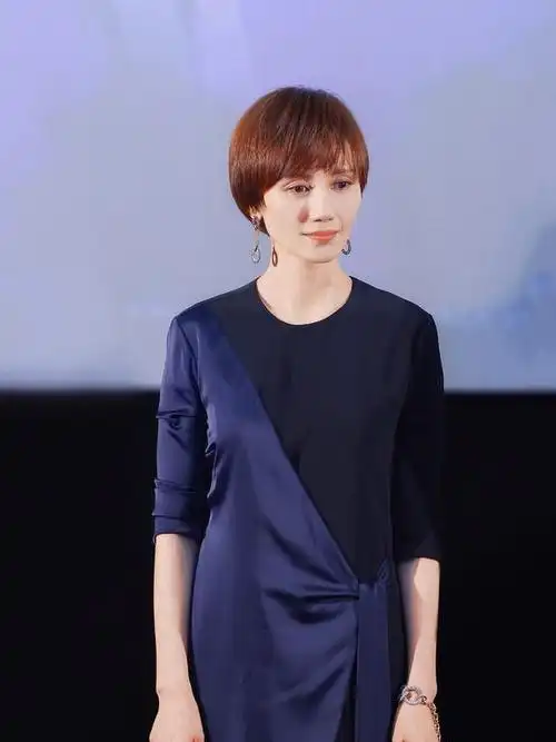 41岁袁泉温柔气质好出众,穿真丝拼接裙配短发温婉知性,美得高级