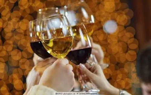 ktv喝酒举杯图片