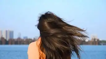 女孩在江边吹风,风吹发丝飞舞素材素材