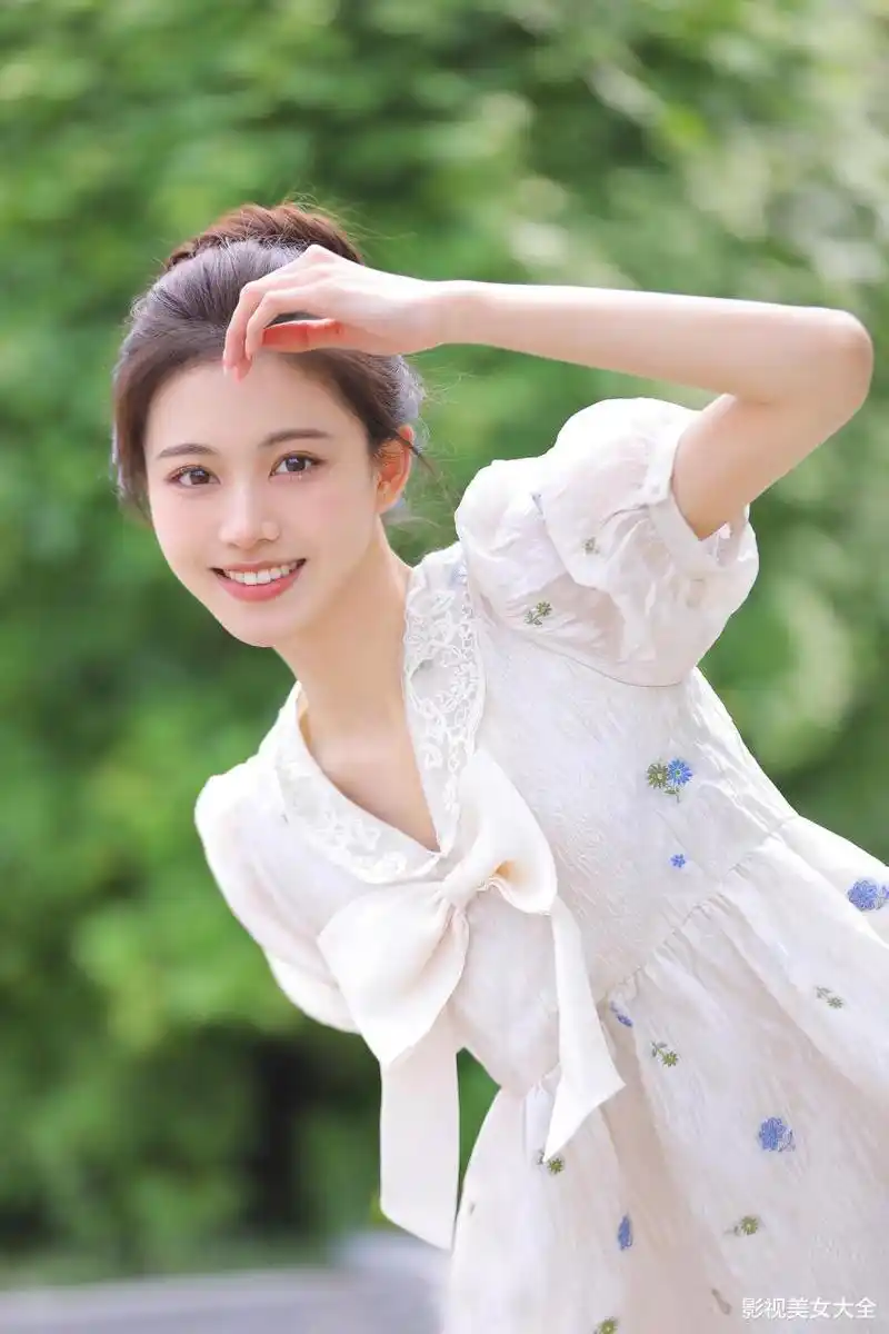 央视知名主持人播音员杨茗茗,高颜值气质型美女,肤白貌美超漂亮