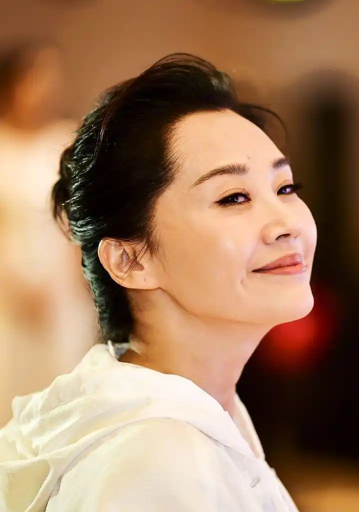 侧颜杀!许晴代言"北马"活力满满 丸子头减龄微笑迷人