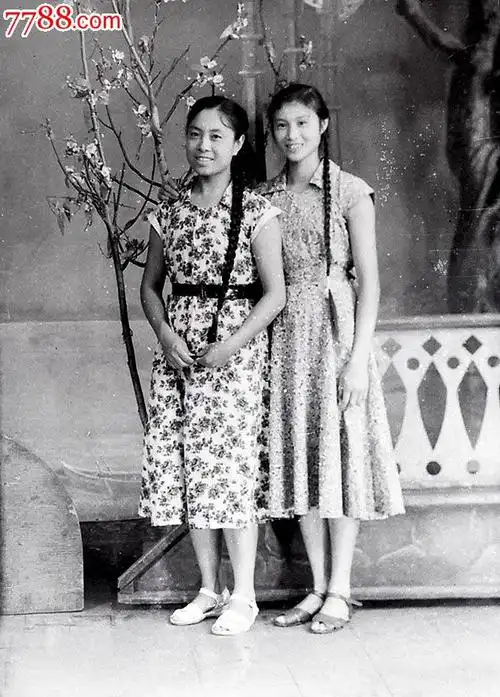 两个大辫子姑娘【老底片】