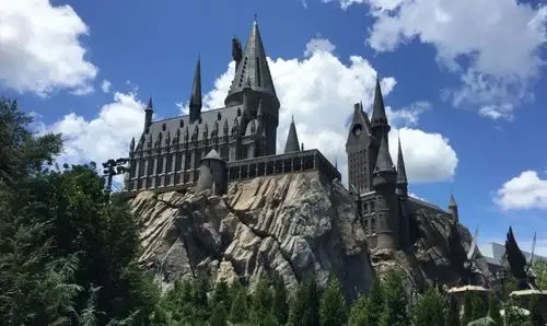 奥兰多环球影城的霍格沃茨城堡除此之外,同样由罗琳创作的《神奇动物