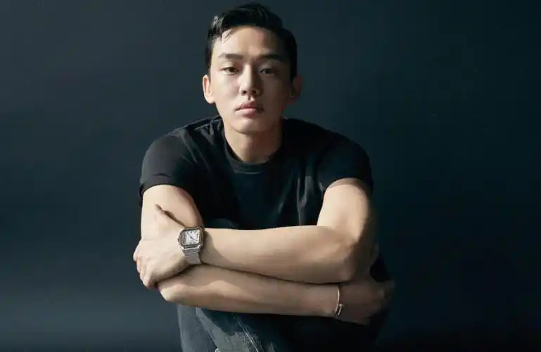 刘亚仁3月份画报来袭,玩转黑白灰造型,完美掌握时尚