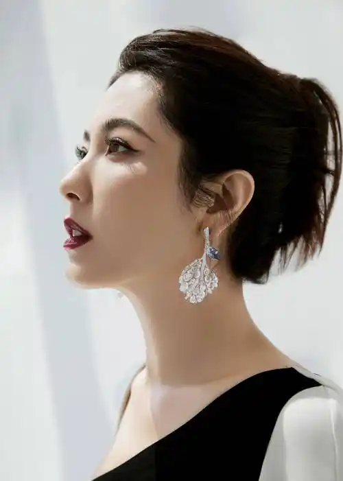 676767曾黎黑白燕尾蝶裙展现67优雅大气魅力风姿_连衣裙_斗篷