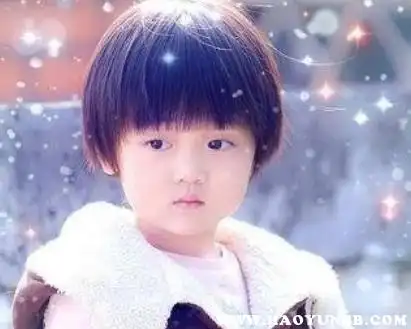 适合幼儿的发型还是很多,比如常稚嫩蘑菇头,双丸子头,短发扎发,短卷发