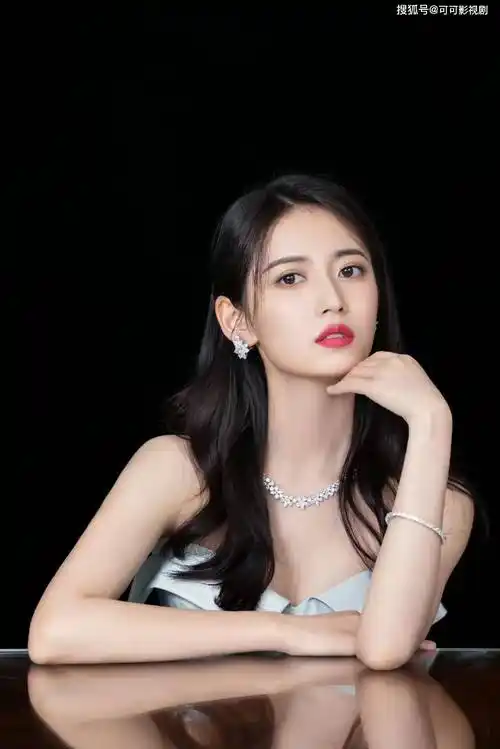 陈钰琪灵动抹胸裙,大秀蚂蚁腰,美得真高级-搜狐大视野-搜狐新闻