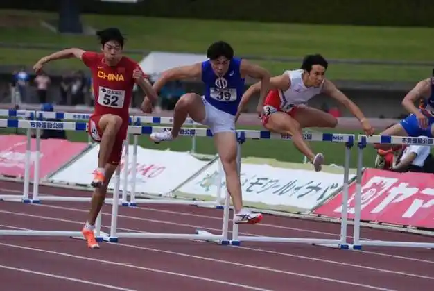 刷新纪录夺冠!20岁刘翔师弟创造新历史,110米栏未来巨星出炉