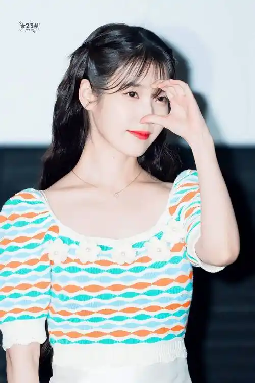 李知恩iuaena条纹上衣俏皮写真